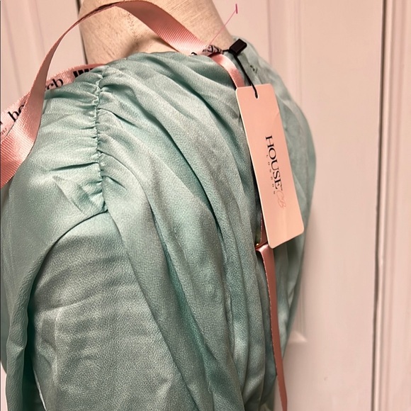 House of CB Green dress with Silky Fabric and Elegant Draping - Picture 4 of 8